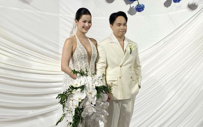 Á hậu Hương Ly diện váy cưới đuôi cá hở bạo, e ấp bên chồng doanh nhân trong ngày trọng đại