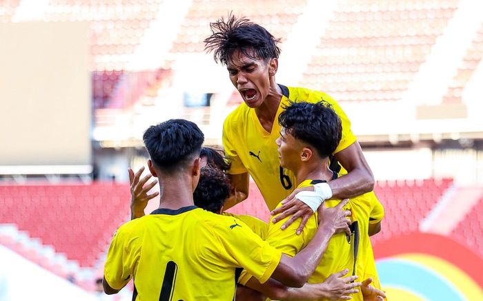 Malaysia khiến cả Đông Nam Á ngả mũ khi thắng Lào 4-1