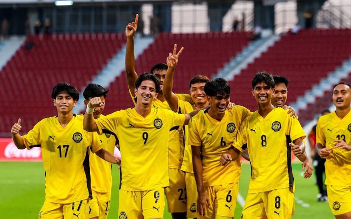 CĐV Malaysia phấn khích gọi tên U22 Việt Nam khi thắng Lào 4-1