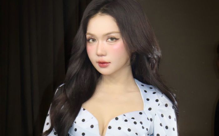 Chiếc điện thoại 64 triệu của Ngọc Trinh