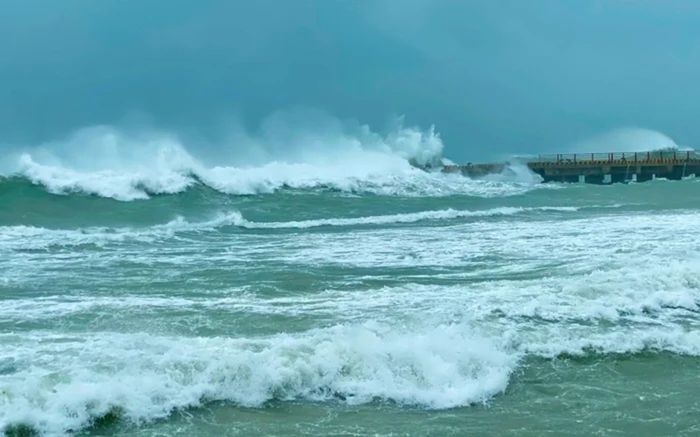 Áp thấp nhiệt đới áp sát Biển Đông, cảnh báo sóng lớn và gió giật