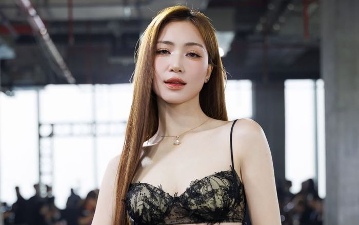 Dây chuyền kim cương 200 triệu của Hòa Minzy