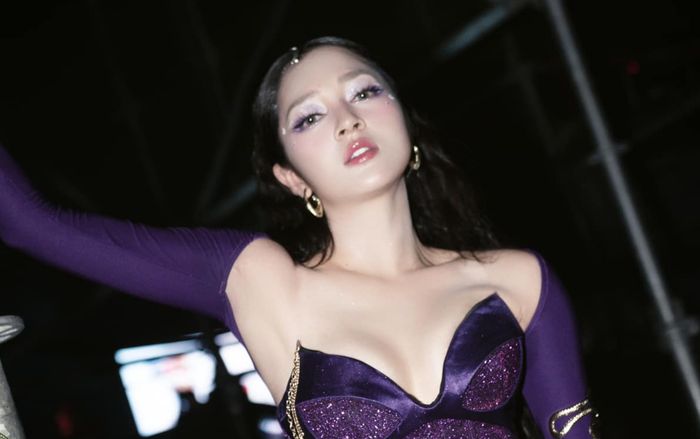 'Mẹ bỉm' Bảo Anh mặc đầm cổ yếm, khoe trọn một chi tiết gợi cảm tột độ