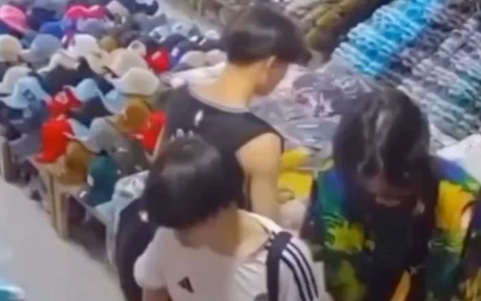 4 thanh niên bị camera cửa hàng quay lại, hành động khiến nhiều người bức xúc