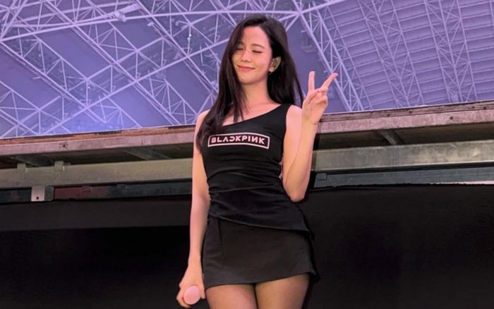 Jisoo (BLACKPINK) khoe ảnh diện váy ngáy cũn