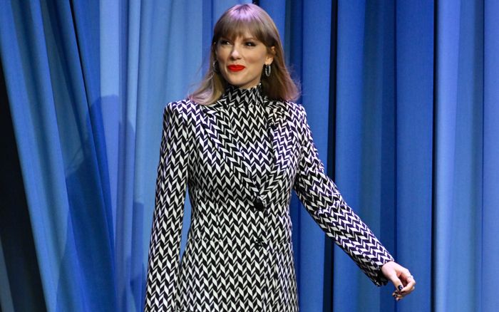 Taylor Swift tự phá kỷ lục chính mình tại Anh