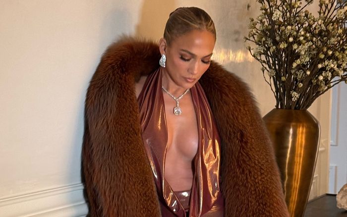 Nữ ca sĩ nóng bỏng được tỷ phú mời hát đám cưới, trả cát-xê hơn 52 tỷ đồng