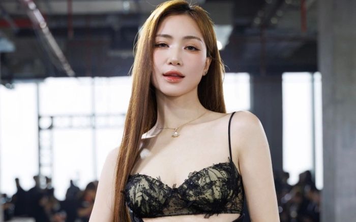 Clip quay lén Hòa Minzy mặc áo ren táo bạo ở thang máy, chính chủ phải lên tiếng