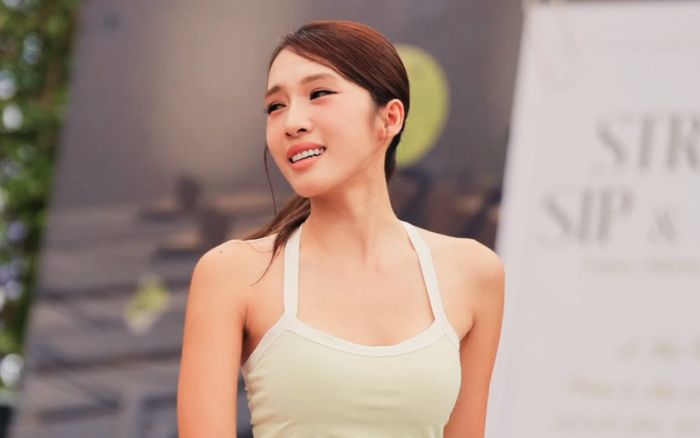 Nữ ca sĩ Việt gặp sự cố ngượng đỏ mặt ở đám đông, phản ứng của chồng gây bàn luận