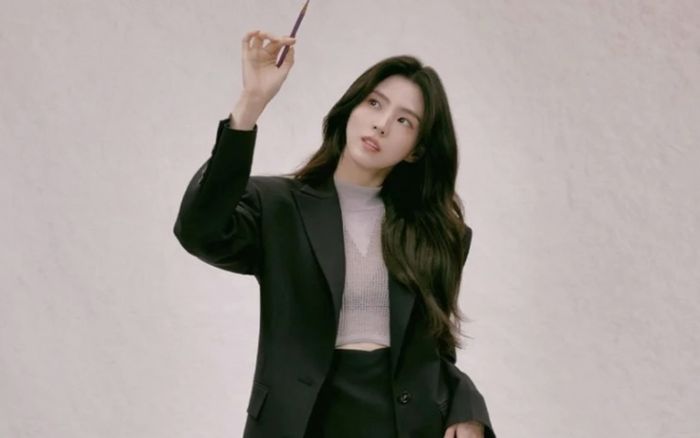 Han So Hee 'xả kho' loạt ảnh mới với visual trong veo, để lộ một chi tiết gây bàn tán