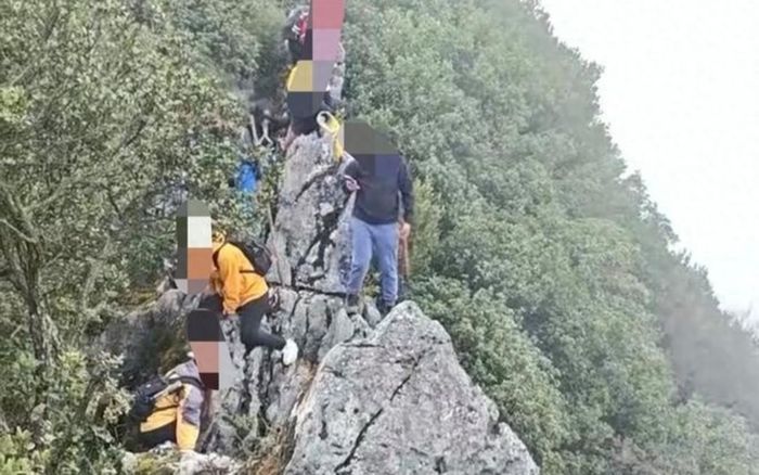 Mải mê bấm điện thoại khi đi leo núi, nam du khách rơi xuống vách đá cao 40m