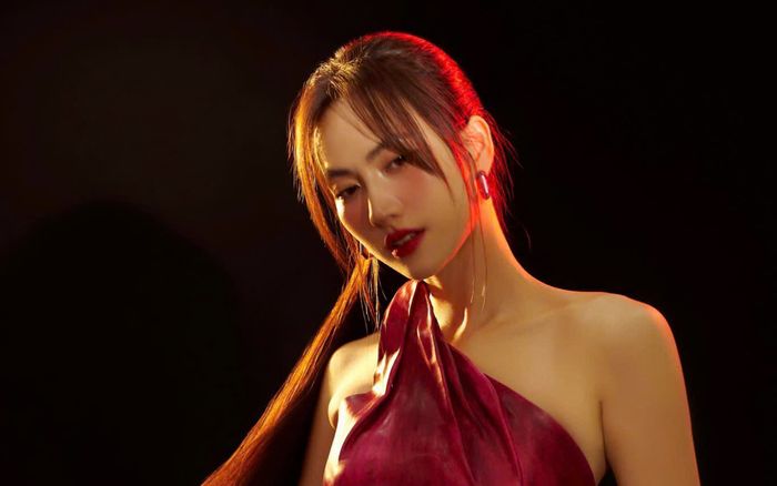 Tai nghe siêu đắt của Phương Anh Đào: cùng loại với em gái Trấn Thành từng dùng, chuẩn gu người nổi tiếng