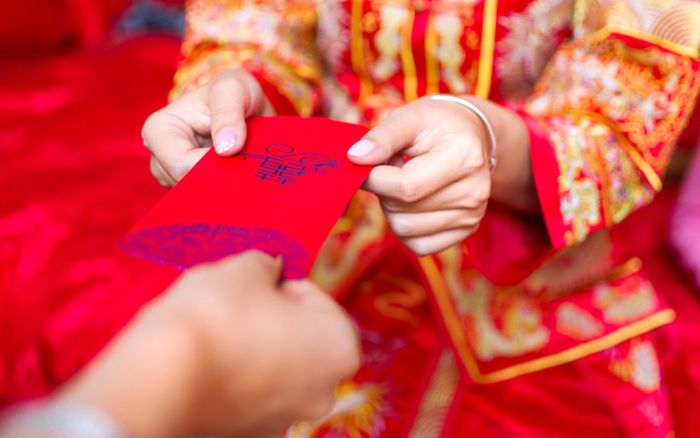 Bị cha ruột lấy tiền lì xì để cưới vợ mới, con trai 10 tuổi kiện ra tòa và cái kết bất ngờ