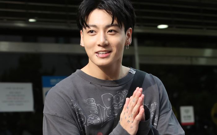 Jungkook (BTS) vướng nghi vấn 'tranh thủ' ra nước ngoài hẹn hò với bạn gái tin đồn kém 4 tuổi