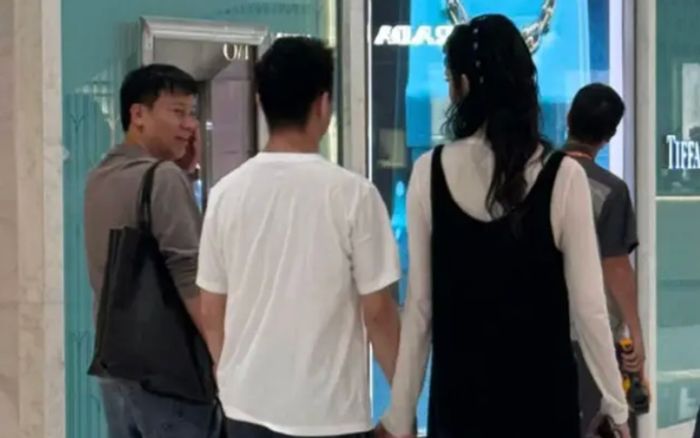 Bắt gặp cặp đôi siêu mẫu - thiếu gia xuất hiện ở chốn đông người, có hành động 'tình bể bình'