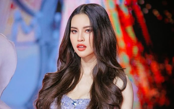 Nhan sắc nổi bật của Á hậu dẫn đoàn thể thao Việt Nam tại SEA Games 33