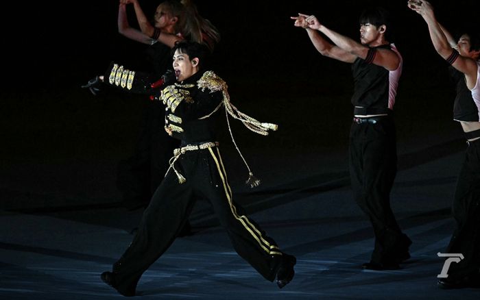 Nam ca sĩ Bambam 'đốt cháy' sân khấu tại lễ khai mạc SEA Games 33