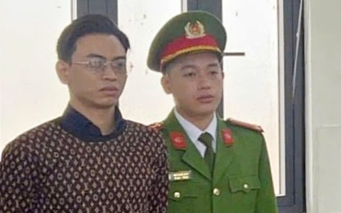 'Tổng tài' Nguyễn Văn Thiên mặc chiếc áo 80 triệu khi bị bắt