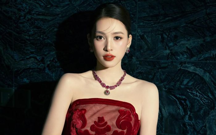 Tiểu Vy diện đầm xuyên thấu, 'đốt mắt' dân tình trong loạt ảnh mới