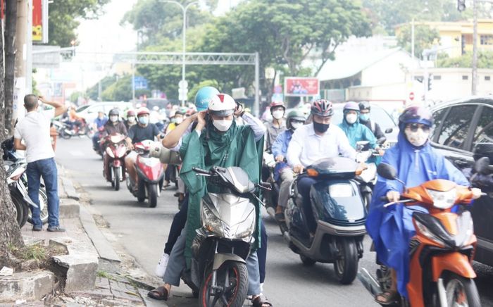 Công an Hà Nội nói gì về thông tin 'dừng xe máy mặc áo mưa có thể bị phạt tới 14 triệu đồng'?