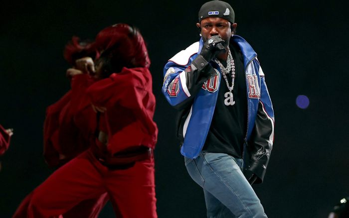 Kendrick Lamar mang người yêu cũ của Drake lên sân khấu Super Bowl Halftime Show 2025
