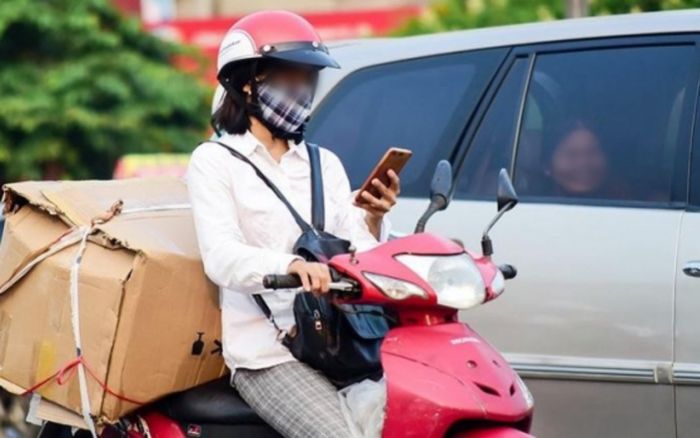 Dừng xe máy nghe điện thoại có thể bị phạt lên đến 14 triệu đồng nếu mắc lỗi này