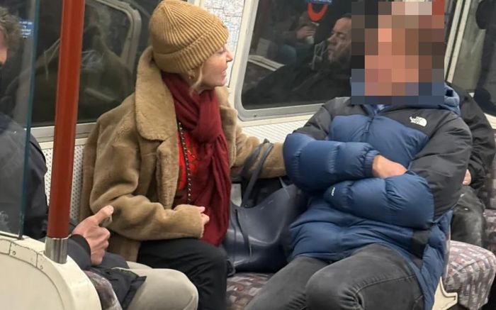 Nữ ca sĩ bị bắt gặp xuất hiện trên tàu điện ngầm, nhan sắc tuổi 76 khiến nhiều người xôn xao