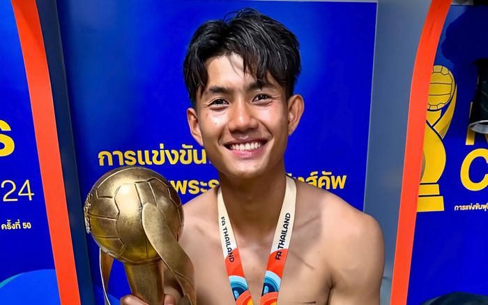 Cổ động viên Việt Nam mê mệt em trai Supachok