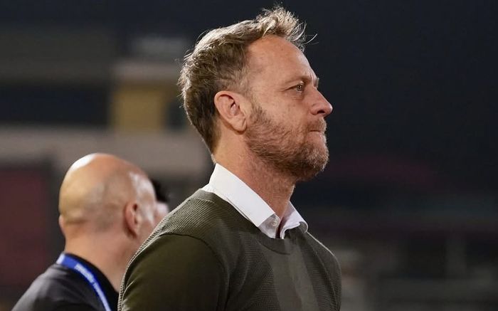 Tình cảnh kỳ lạ của HLV Polking