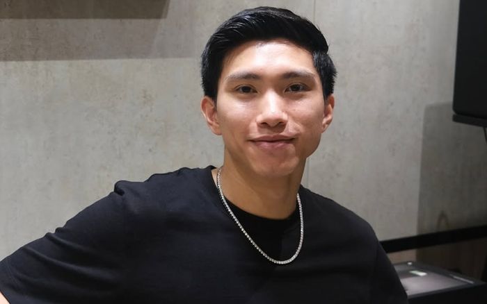 Con Đoàn Văn Hậu giữ ấm cơ thể bằng khăn lụa hàng chục triệu đồng