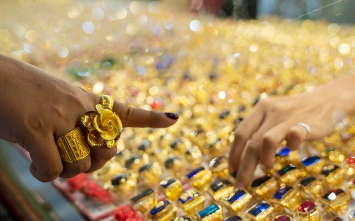 Giá vàng hôm nay (20/2): Giá mua nhìn mà choáng