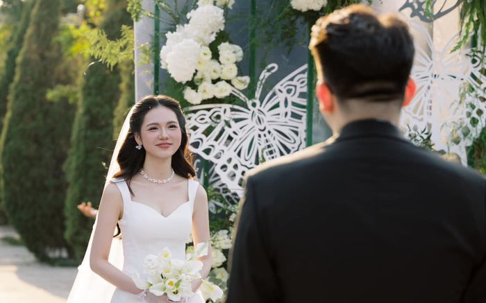 Hoa hậu Kỳ Duyên bật khóc trong lễ cưới riêng tư