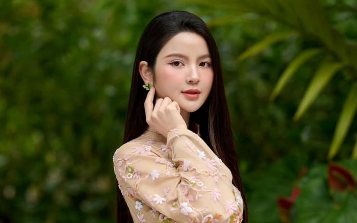 Vợ Quang Hải khoe vẻ đẹp nền nã