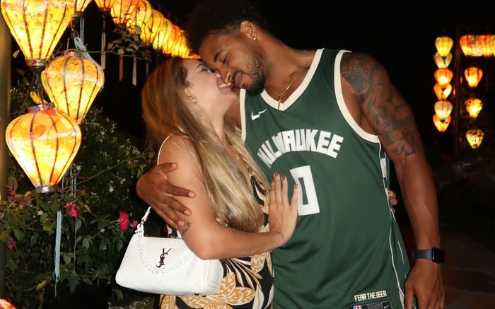 Nguyễn Xuân Son xúc động nhắc đến vợ trong ngày đặc biệt