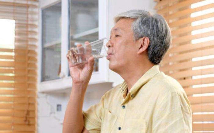 Lí do khiến người đàn ông đột tử chỉ vì uống nước