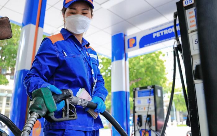 Giá xăng dầu hôm nay 29/3: Bất ngờ lao dốc