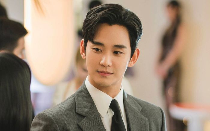 Xôn xao clip Kim Soo Hyun bật khóc ở nơi công cộng
