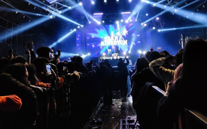 Nam ca sĩ và mẹ ruột bị bắt vì lừa đảo