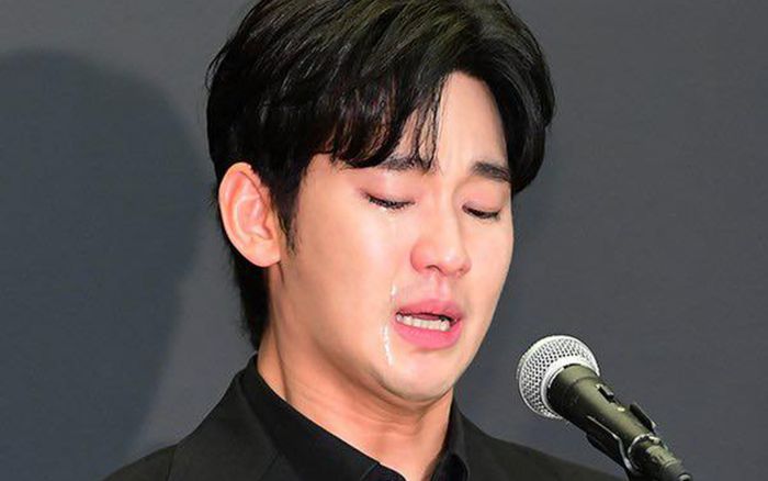 Kim Soo Hyun đi không nổi sau họp báo dài 45 phút
