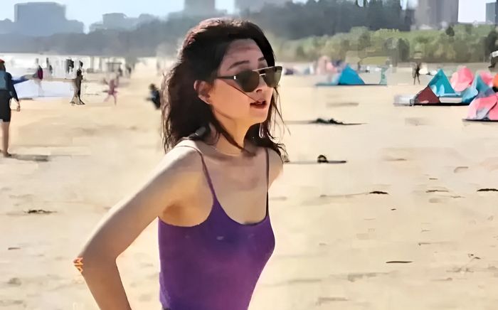 Nữ diễn viên nổi tiếng hiếm hoi ăn mặc trễ nải, khoe vóc dáng nóng bỏng ở tuổi 45