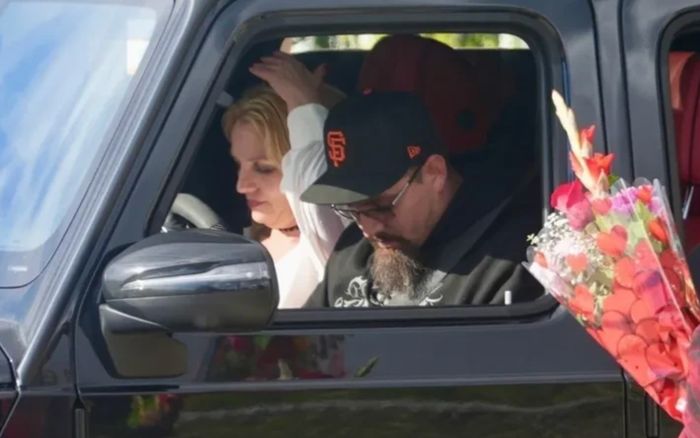 Nữ ca sĩ nổi tiếng chia tay bạn trai là người giúp việc