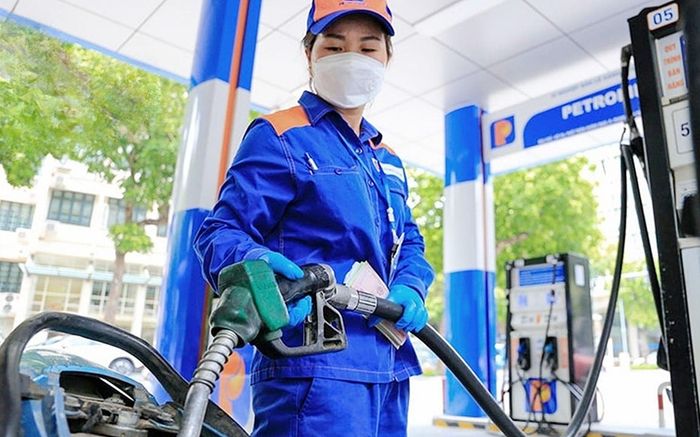 Giá xăng dầu trong nước giảm mạnh