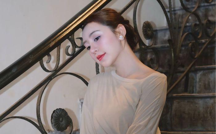 Quỳnh Kool mặc áo mỏng tang khoe đường cong quyến rũ