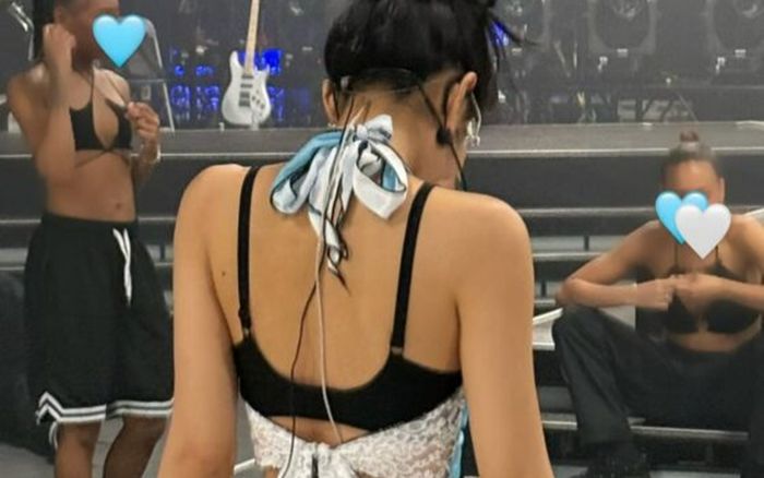 Jennie lại 'gây bão' vì khoảnh khắc gợi cảm trước thềm biểu diễn tại Coachella 2025