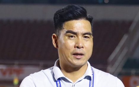 Ngả mũ với phó tướng HLV Troussier