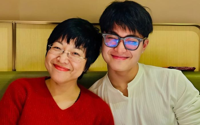 Khoảnh khắc xúc động của MC Thảo Vân và con trai