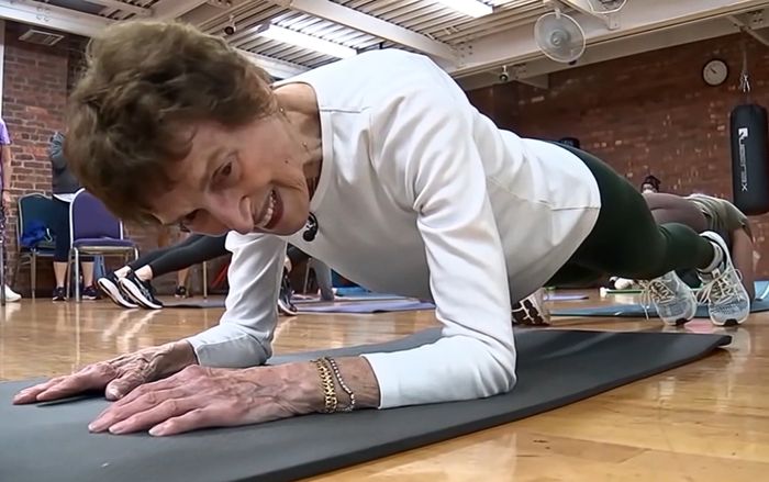 Người phụ nữ 100 tuổi gây sốt vì plank được 5 phút