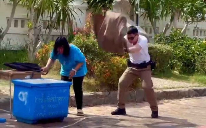 Người phụ nữ bị đàn ong tấn công tại chùa, nam cảnh sát liền có hành động 'cứu nguy'