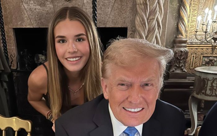 Cháu gái của ông Trump lộ diện trước báo giới trên chuyên cơ riêng