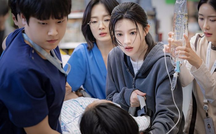 Resident Playbook có đáng để xem?